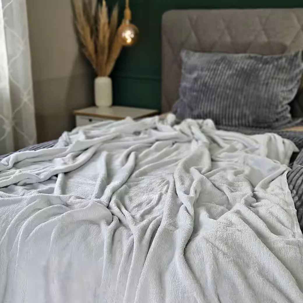 MEINPOSTEN Kuscheldecke Tagesdecke Flanell Mikrofaser 180x220 cm weich