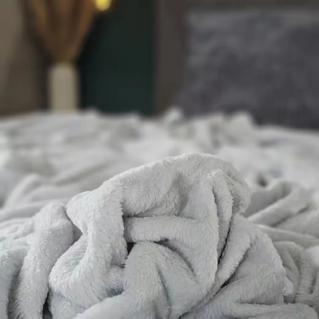 MEINPOSTEN Kuscheldecke Tagesdecke Flanell Mikrofaser 180x220 cm weich